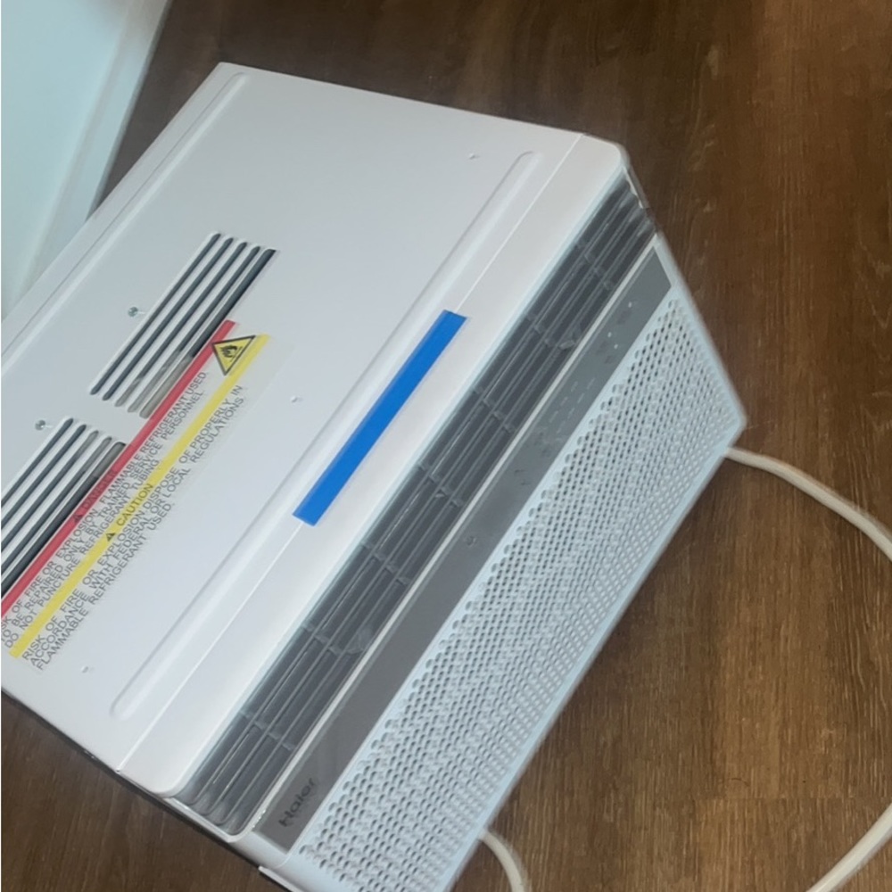 Window Air Conditioner, New ( Slightly Used )